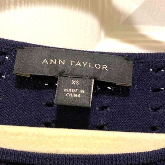 Ann Taylor Mixed Stitch Cable Sweater, Women's, sz XS Navy Blue - Picture 3 of 3